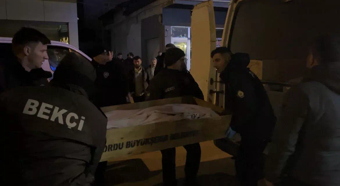 Ünye’de bir kadın, evinde elektrik kablosu ile asılı halde ölü bulundu.