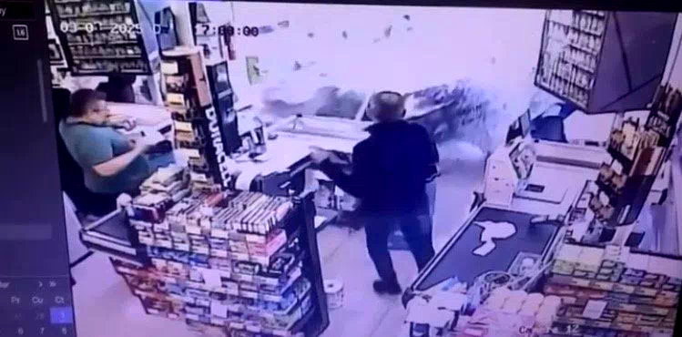 Ünye’de Otomobil Markete Dalış Kamerada!