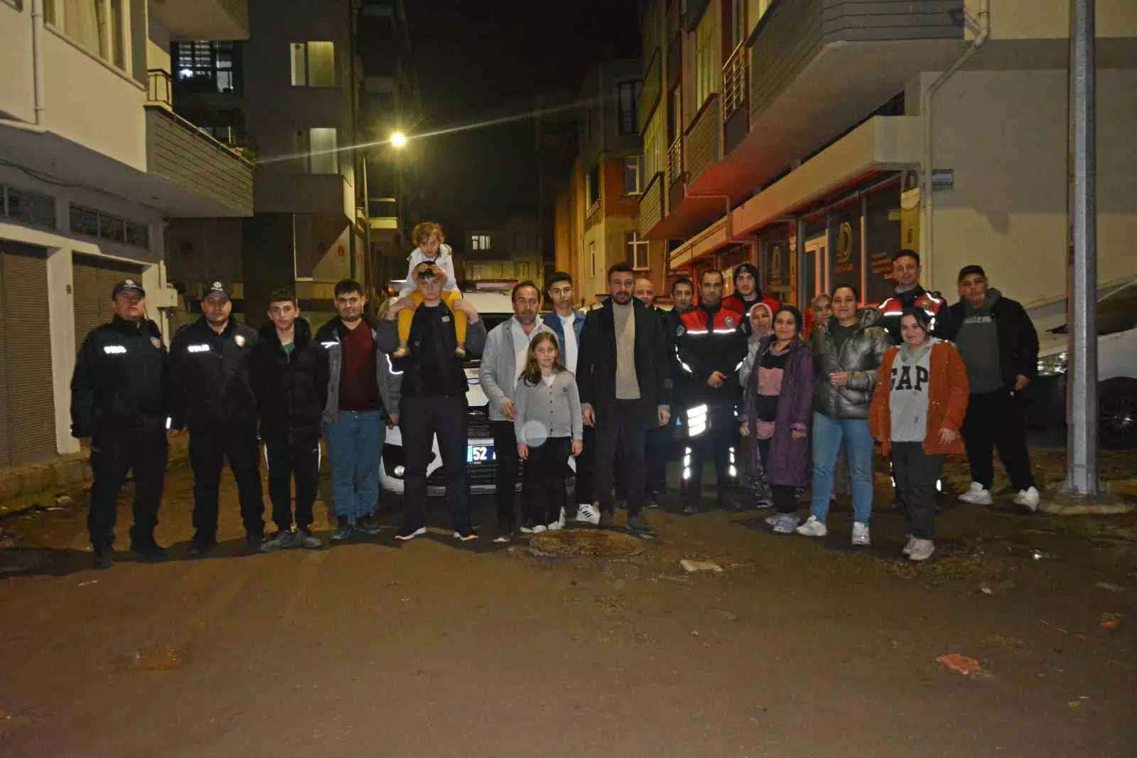 Ünye’de Polis Ekiplerine Mahalleli Tarafından Pasta Sürprizi