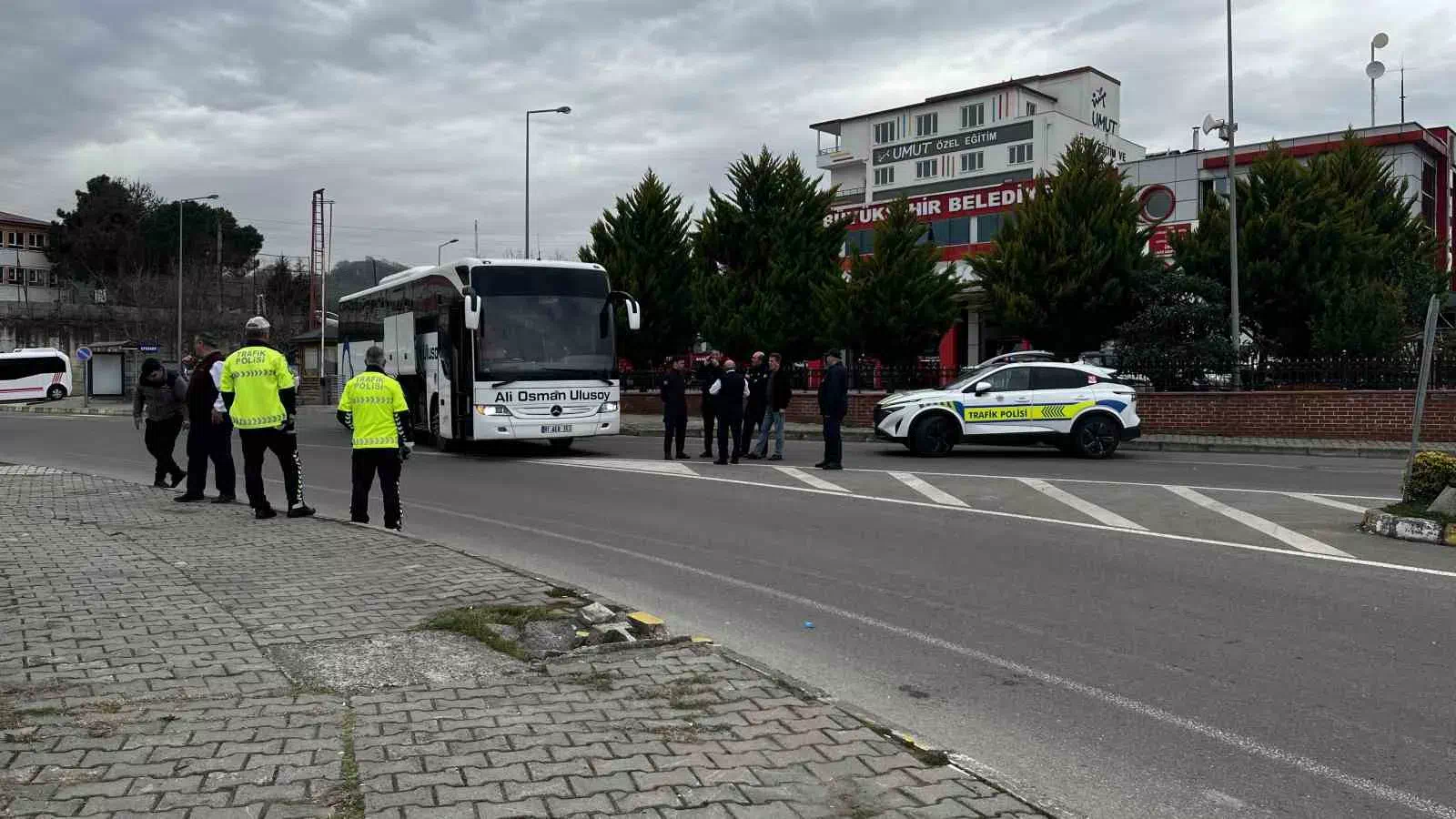 Ünye’de Şehirlerarası Otobüs Yolda Kaldı, Trafik Akışı Aksadı