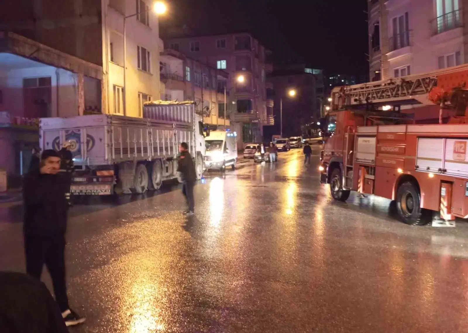 Ünye ilçesinde metruk binada çıkan yangın söndürüldü.