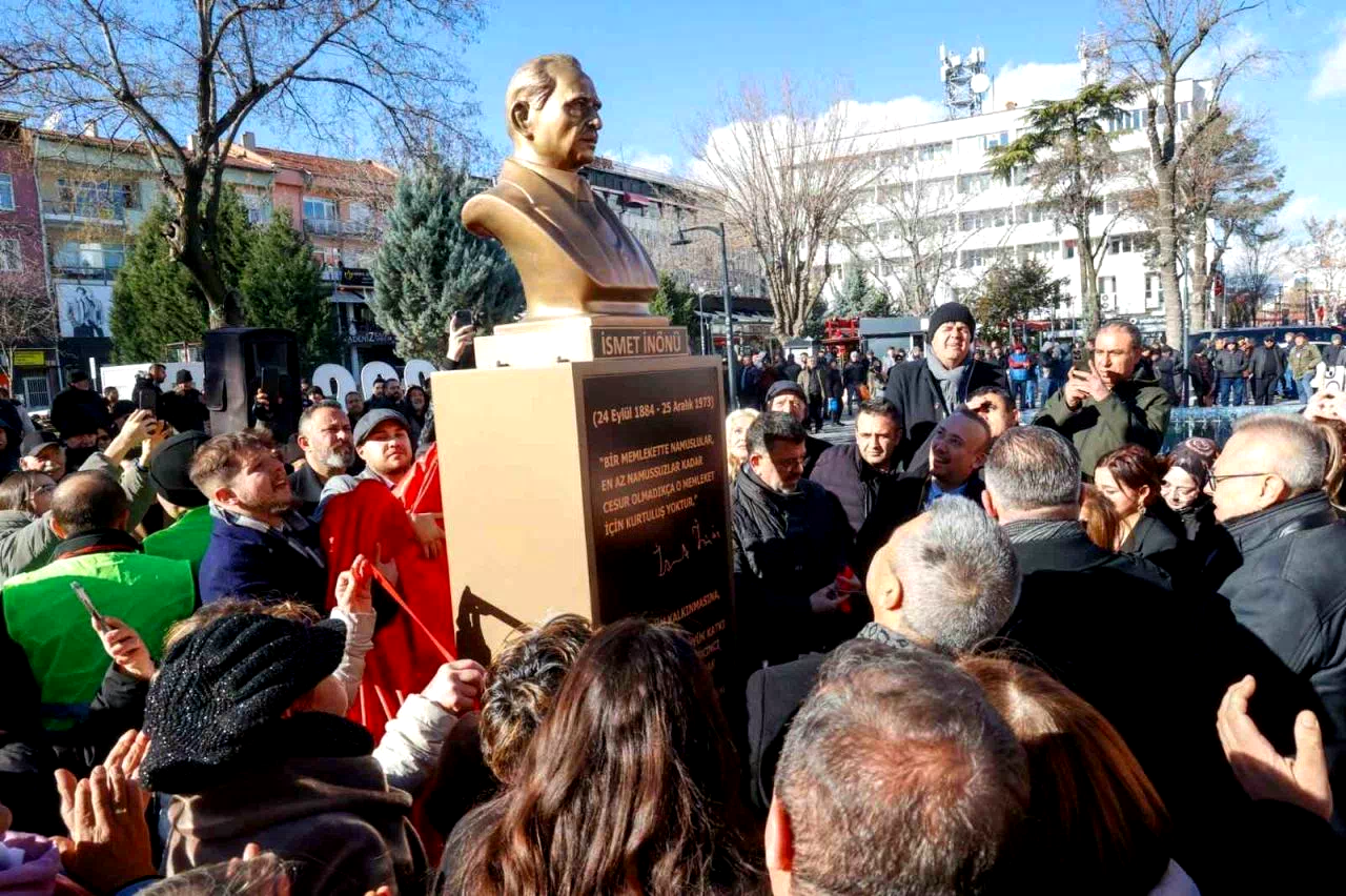 Uşak’ta İsmet İnönü büstünün açılışı yapıldı