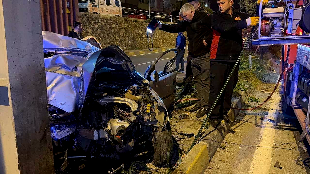 Üst geçidin ayağına çarpan otomobil hurda yığınına döndü: 2 ölü