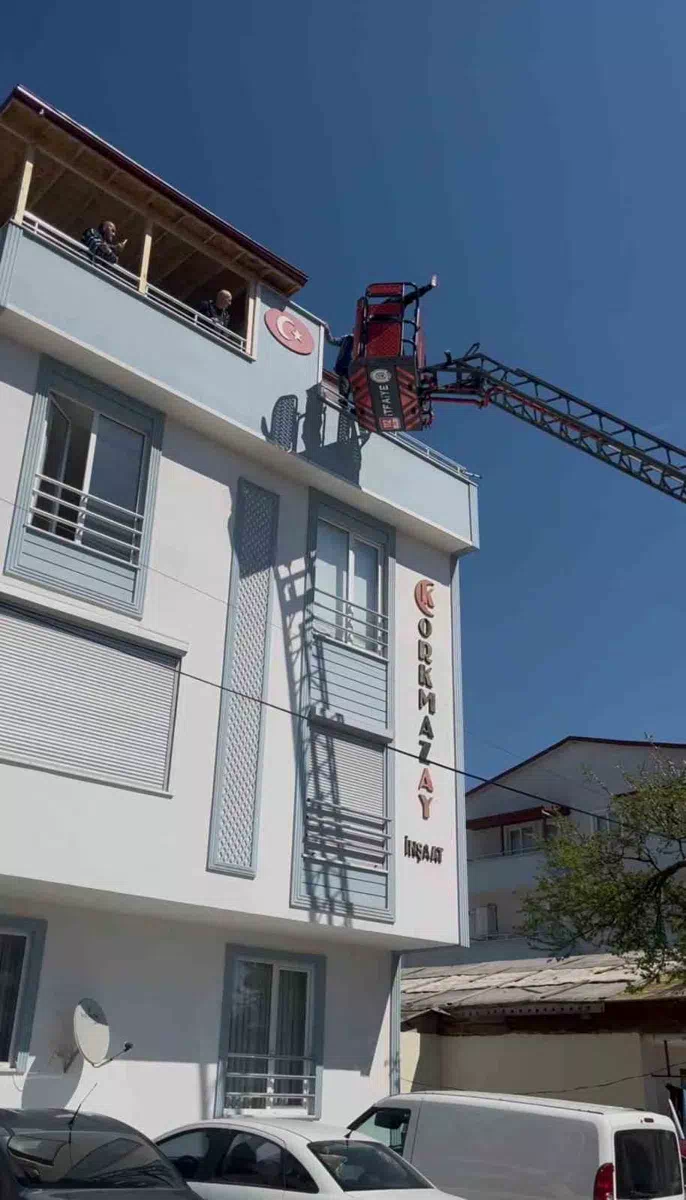 Usta Çatıda Mahsur Kaldı, İtfaiye Yetişti