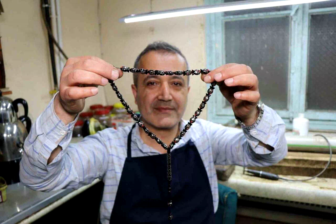 Ustasından Türkiye’de bir ilk: Balık taneli Oltu taşı tespihi yaptı