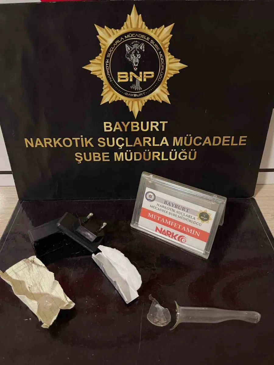 Uyuşturucu maddeyi şarj adaptörüne saklayan şüpheli yakalandı