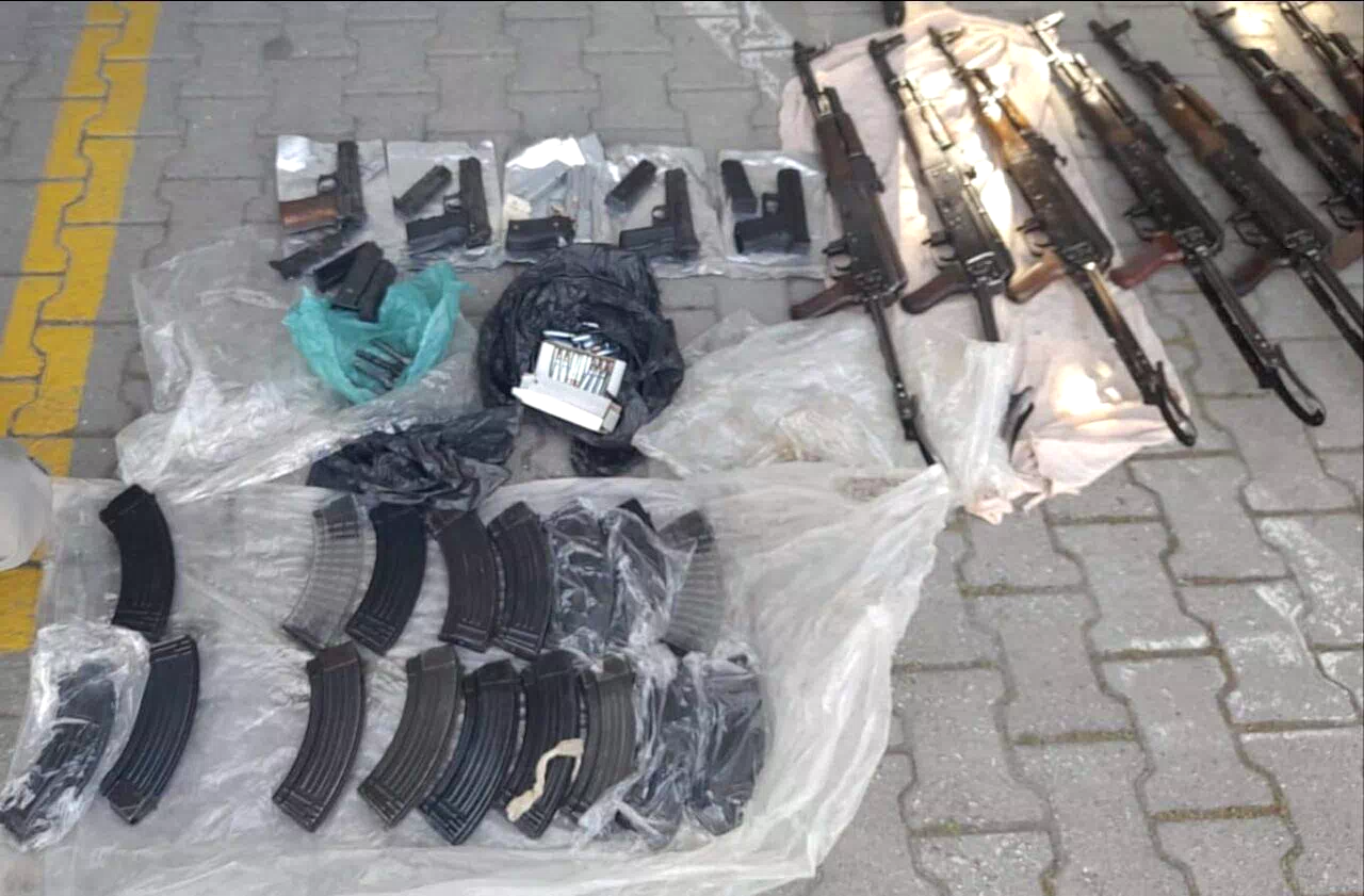 Uyuşturucu sandılar, silah deposu çıktı: Otomobili kullanan şoför polisti
