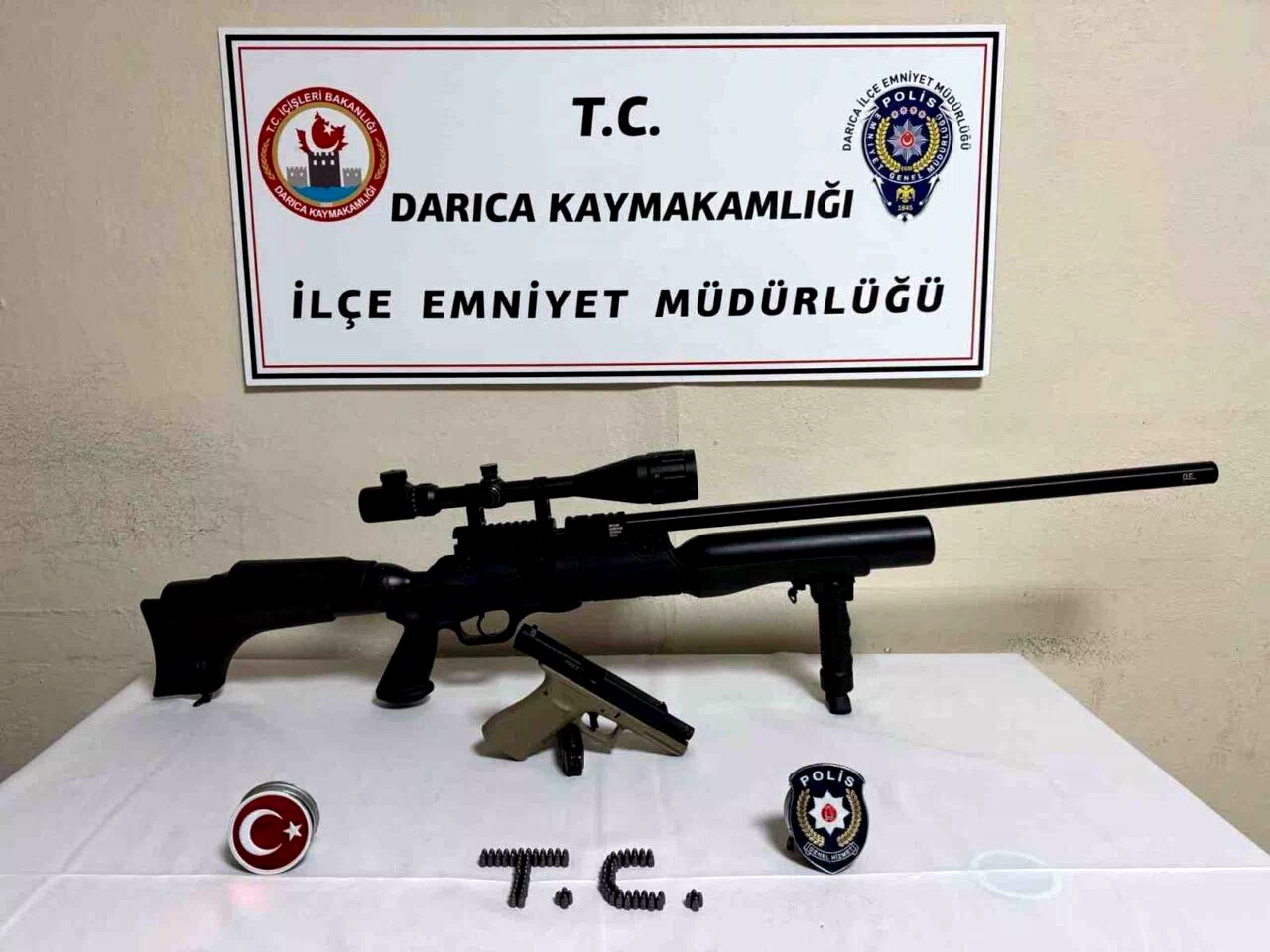 Üzerinden tüfek ve tabanca çıktı