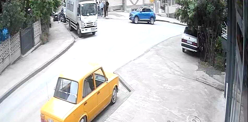 Uzman çavuştan hayat kurtaran hamle: Nefes borusuna dondurma külahı kaçan çocuğu Heimlich manevrasıyla kurtardı