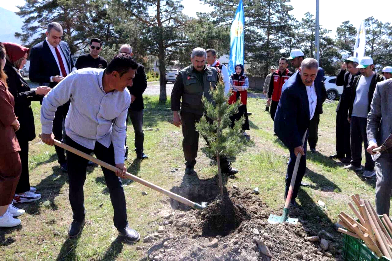 Üzümlü’de fidanlar toprakla buluştu