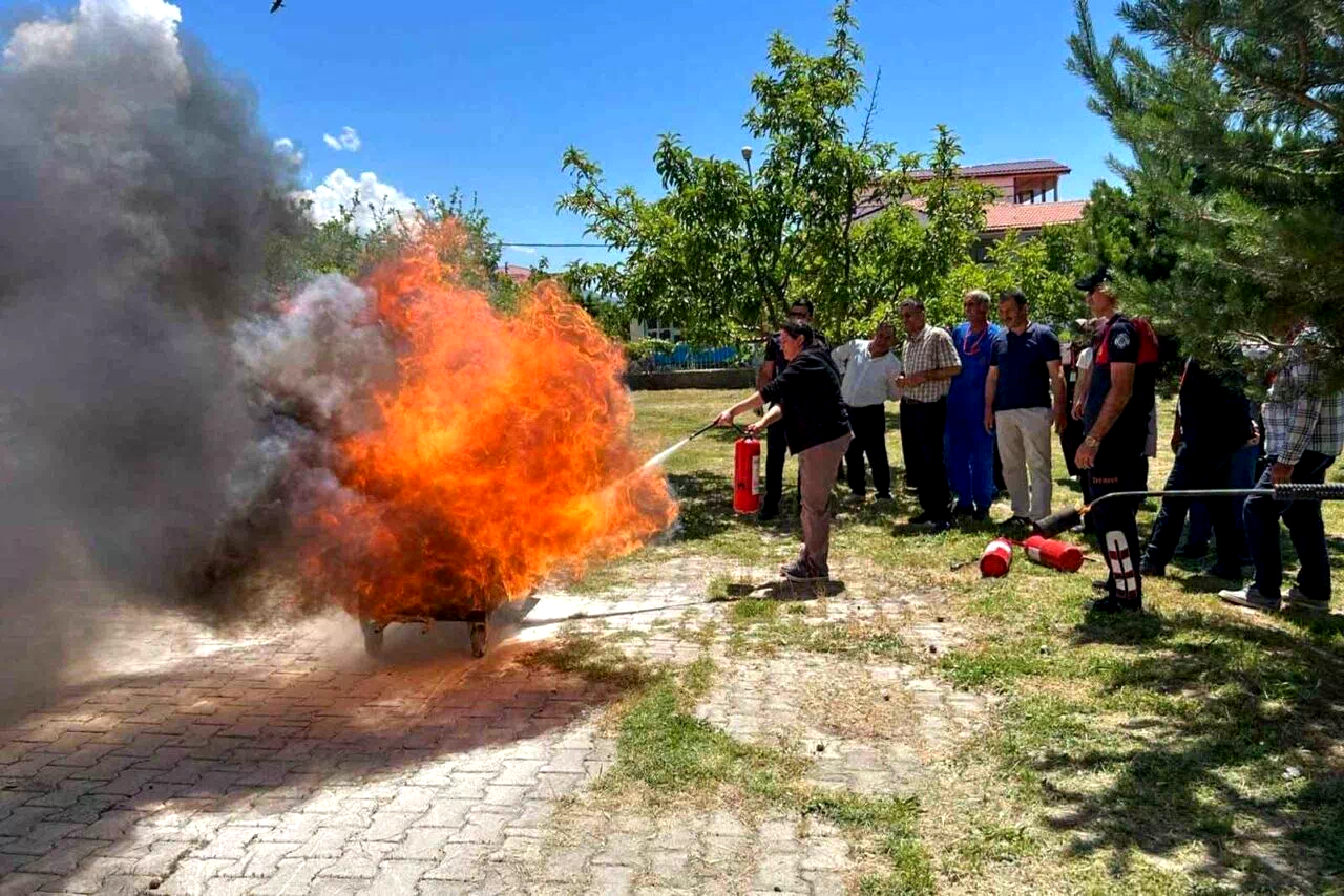 Üzümlü Devlet Hastanesi personeline uygulamalı yangın eğitimi