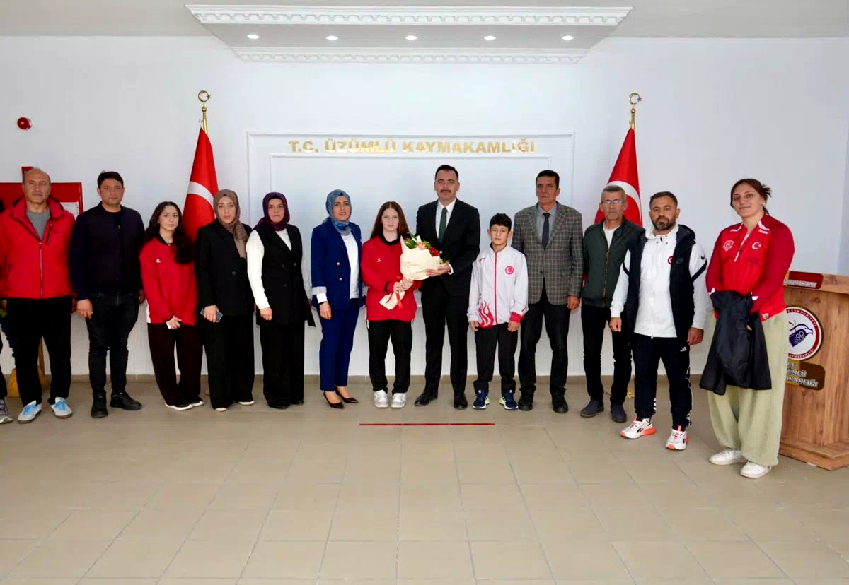 Üzümlü’de başarılı güreşçiler kaymakamlıkta ağırlandı