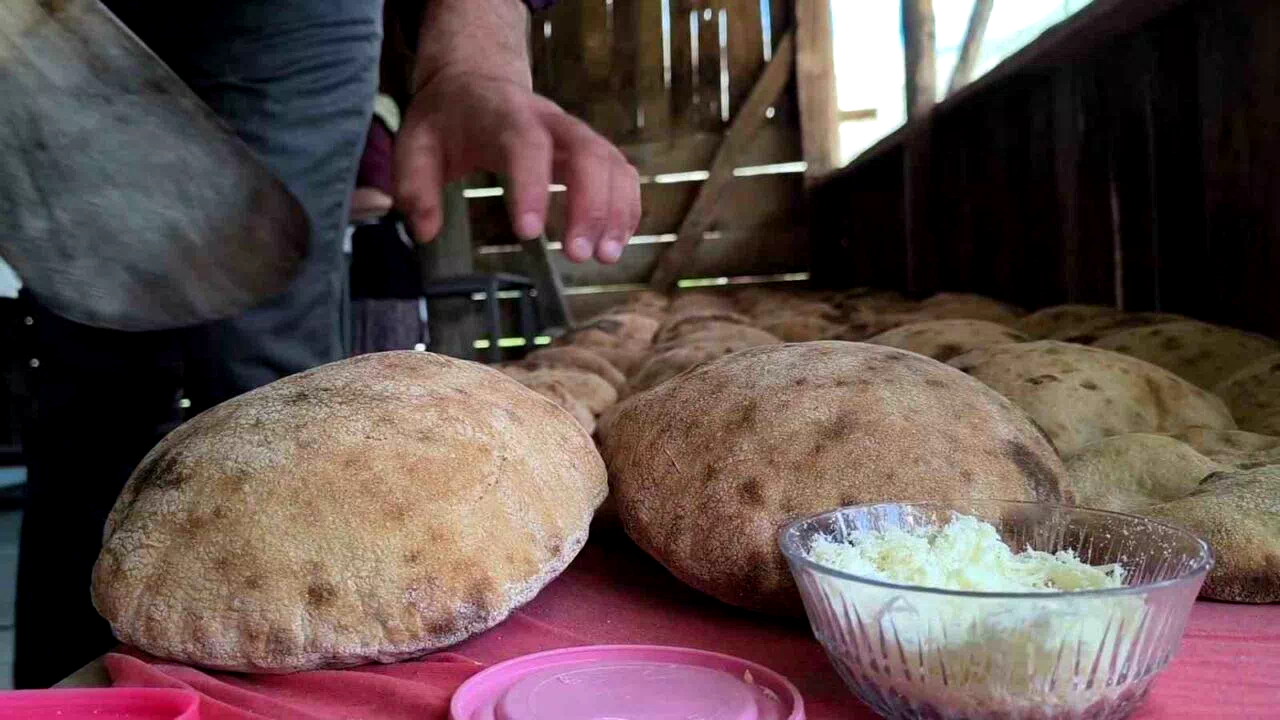 Uzundere’de doğal ekmek mesaisi: Taleplere yetişemiyorlar
