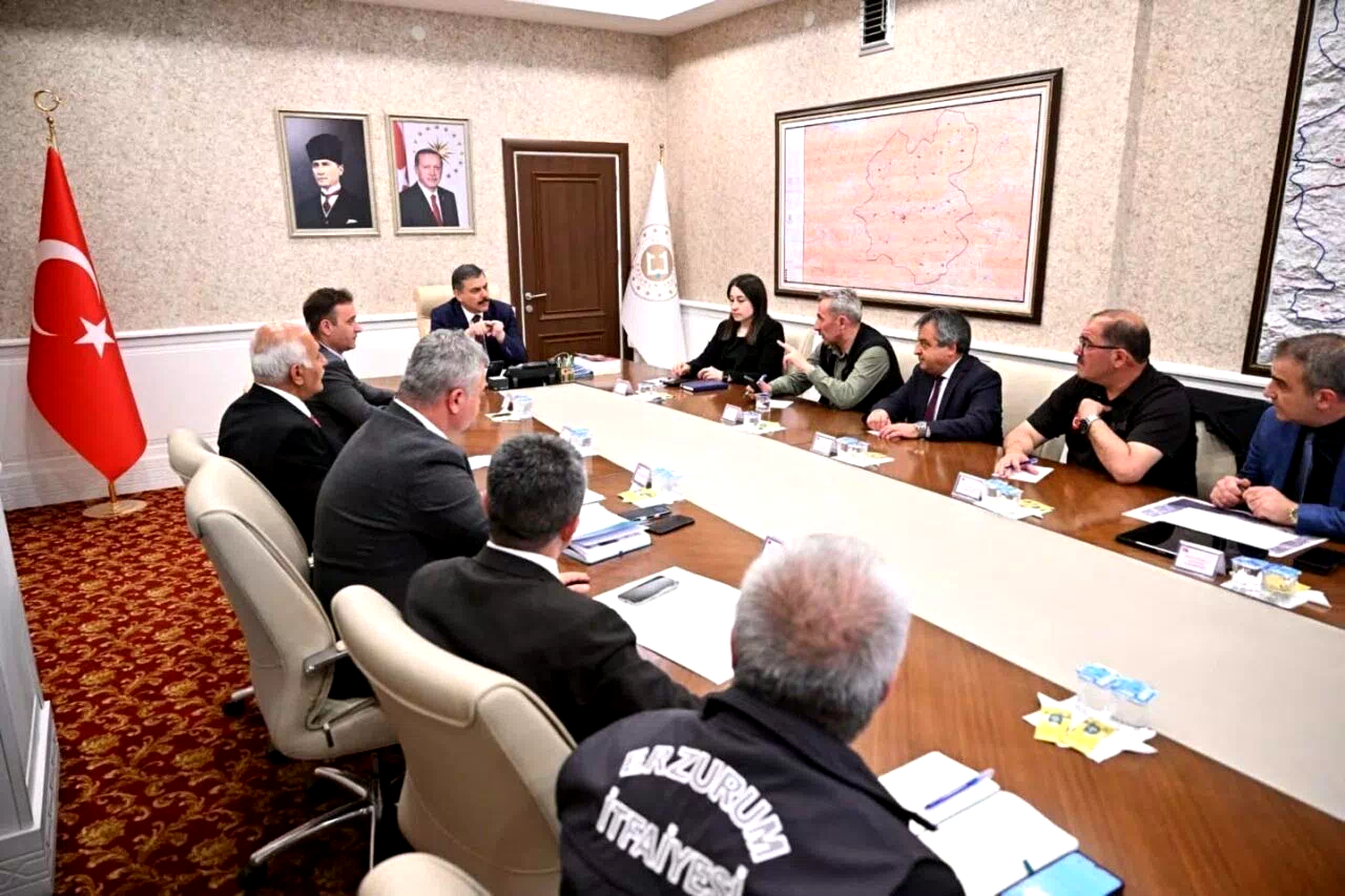 Uzundere’deki toprak kayması mercek altında