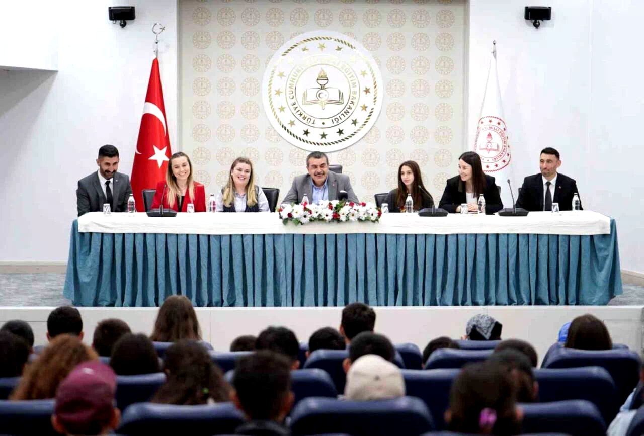 Uzundereli öğrencilerden Ankara çıkarması: Bakan Yusuf Tekin’e ziyaret