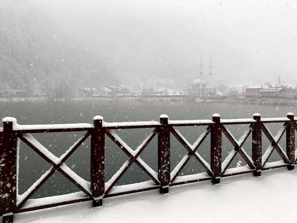 Uzungöl beyaz gelinliğini giydi, kar kalınlığı 15 santimetreye ulaştı