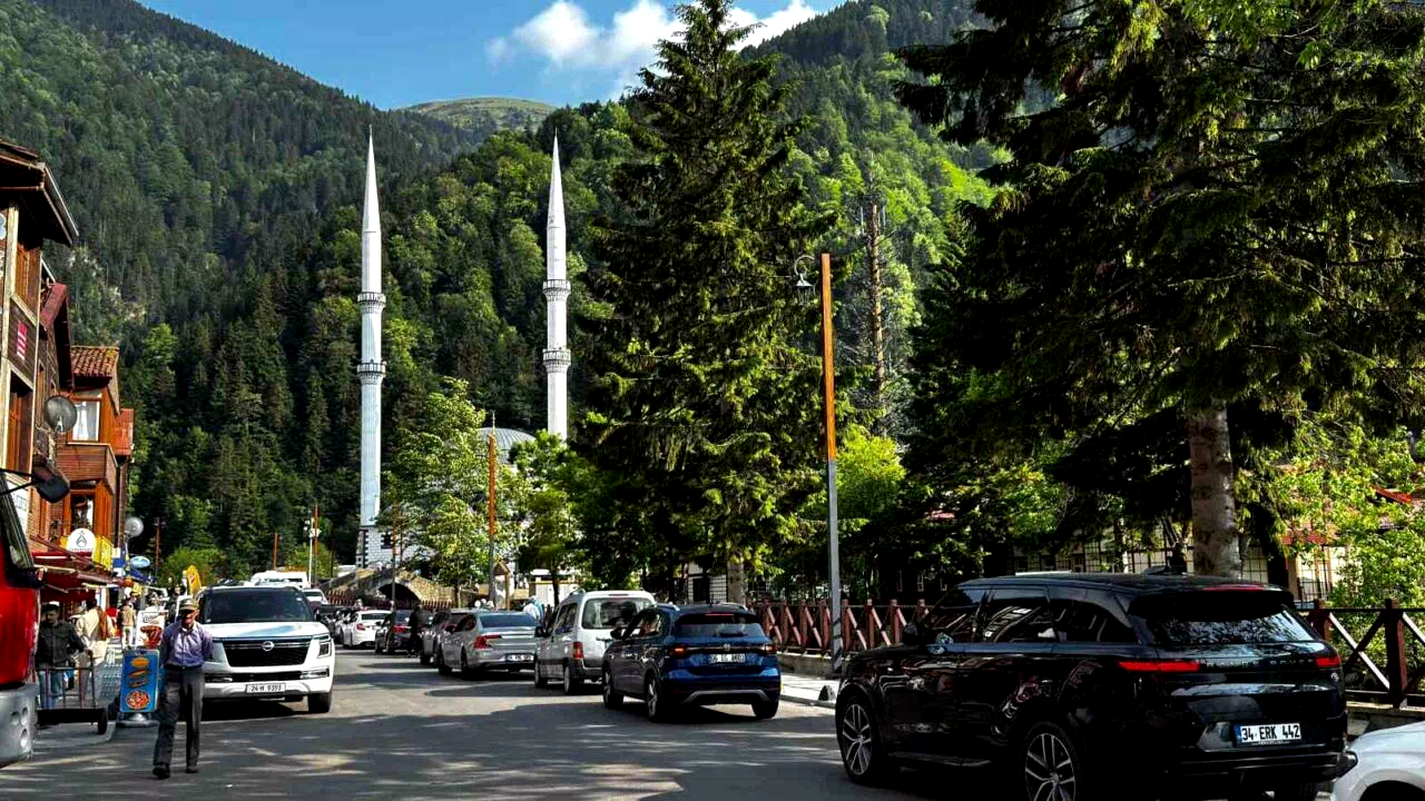 Uzungöl’de bayram yoğunluğu: Binlerce turist akın etti