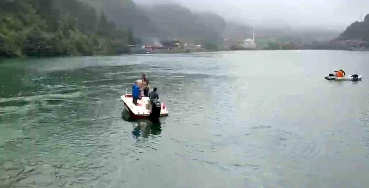 Uzungöl’e düşen çantayı kurtarmak için suya atlayan 2 Arap turistten 1’i kurtuldu, birisi kayıp