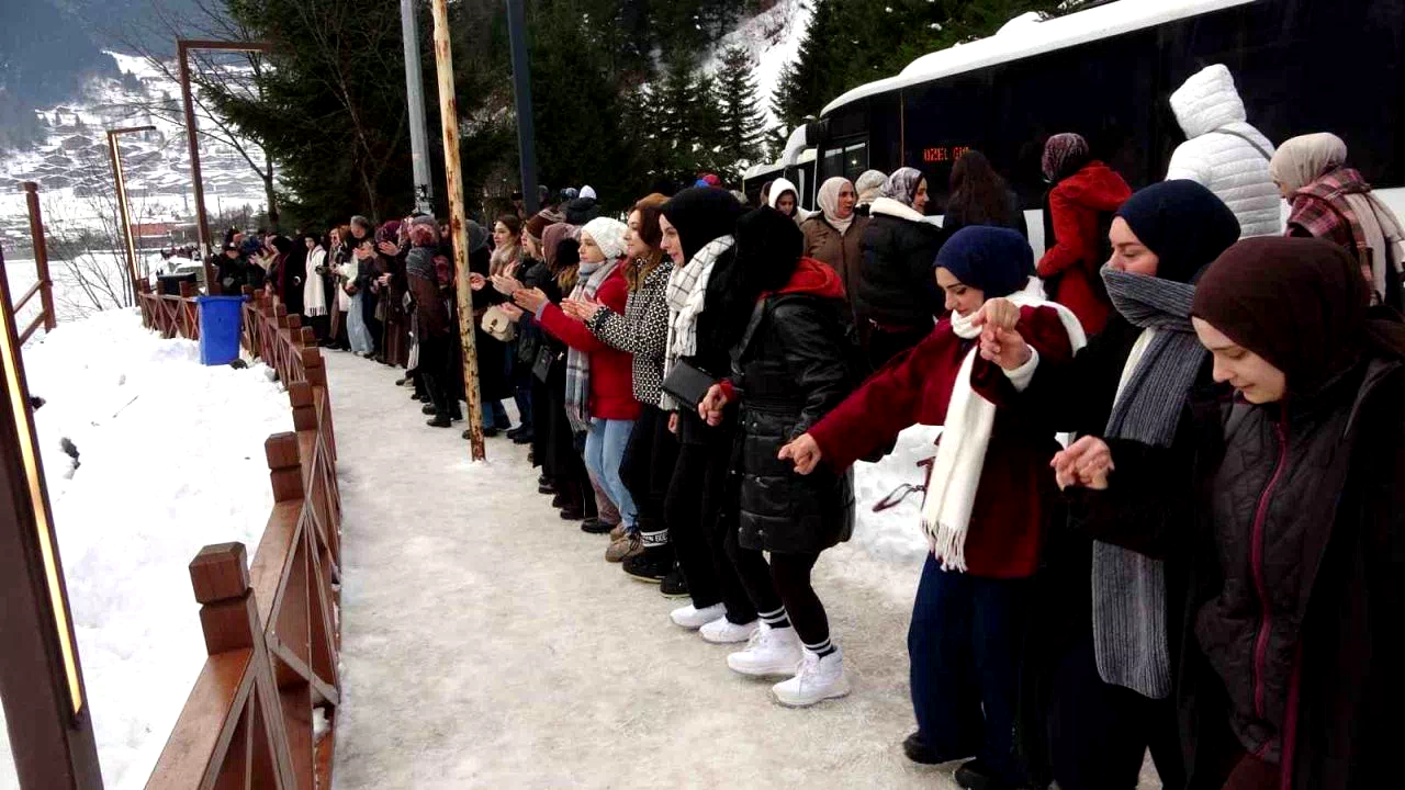 Uzungöl’ün çevresinde binlerce kişi horon halkası oluşturdu