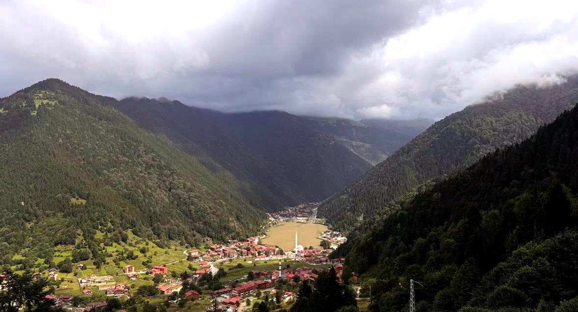 Uzungöl, yağış sonrası kahverengine büründü