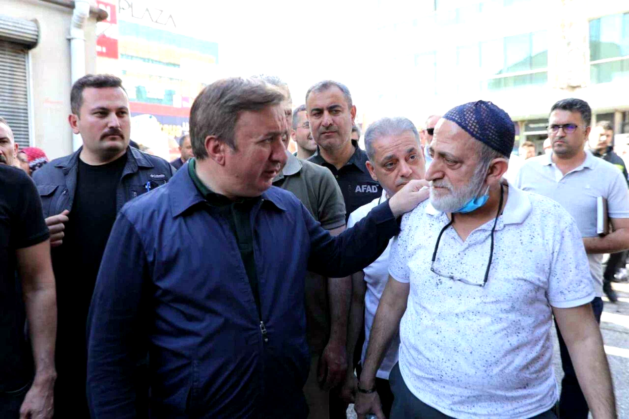 Vali Aydoğdu, Buğday Meydanı esnafına geçmiş olsun dileklerini iletti