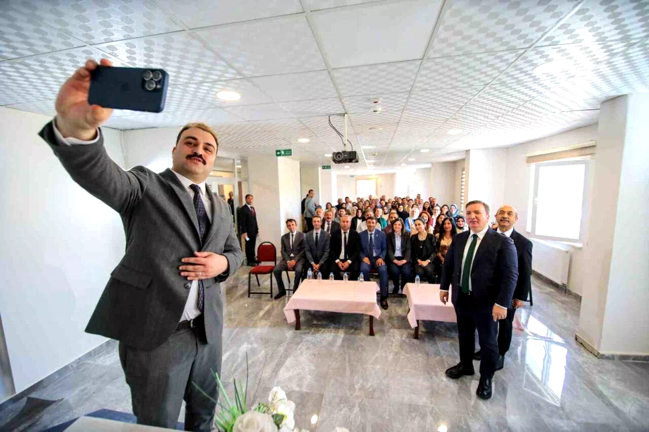 Vali Aydoğdu Çayırlı’da öğretmenlerle bir araya geldi
