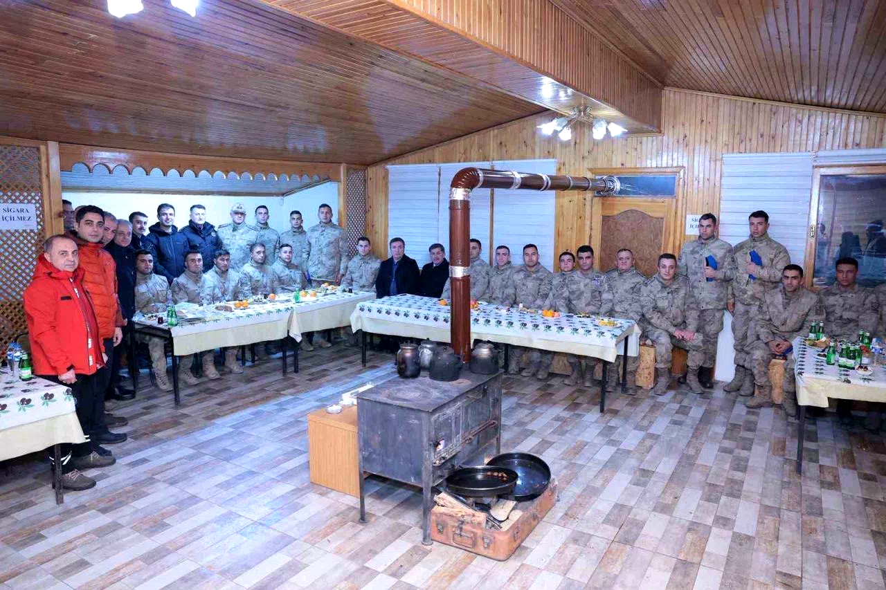 Vali Aydoğdu’dan Jandarma Komando Asayiş Bölüğü’ne yeni yıl ziyareti