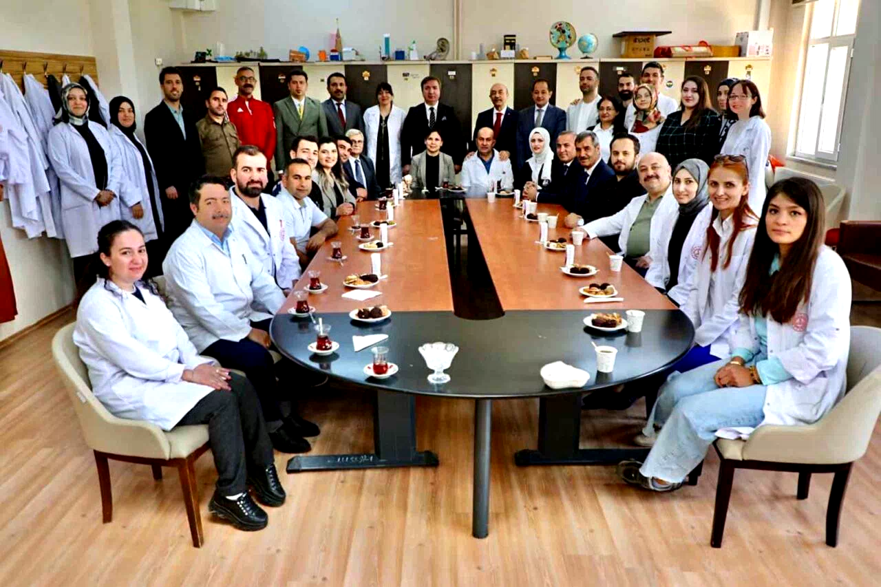 Vali Aydoğdu Gül-Celal Toraman Mesleki ve Teknik Anadolu Lisesi öğretmenleriyle bir araya geldi