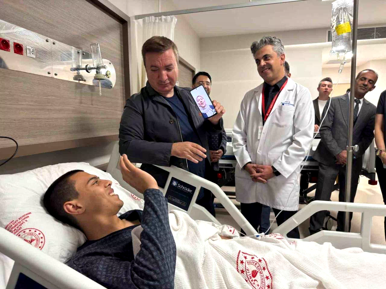 Vali Aydoğdu, hastanede tedavi gören üniversite öğrencisini yalnız bırakmadı
