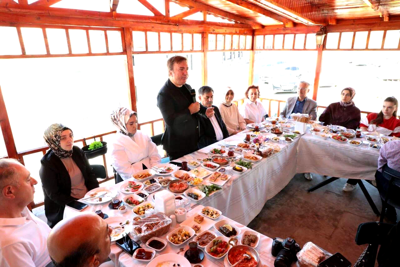 Vali Aydoğdu, Hünerli Eller Kadın Kooperatifi Kahvaltı Salonu’nda basın mensuplarıyla buluştu