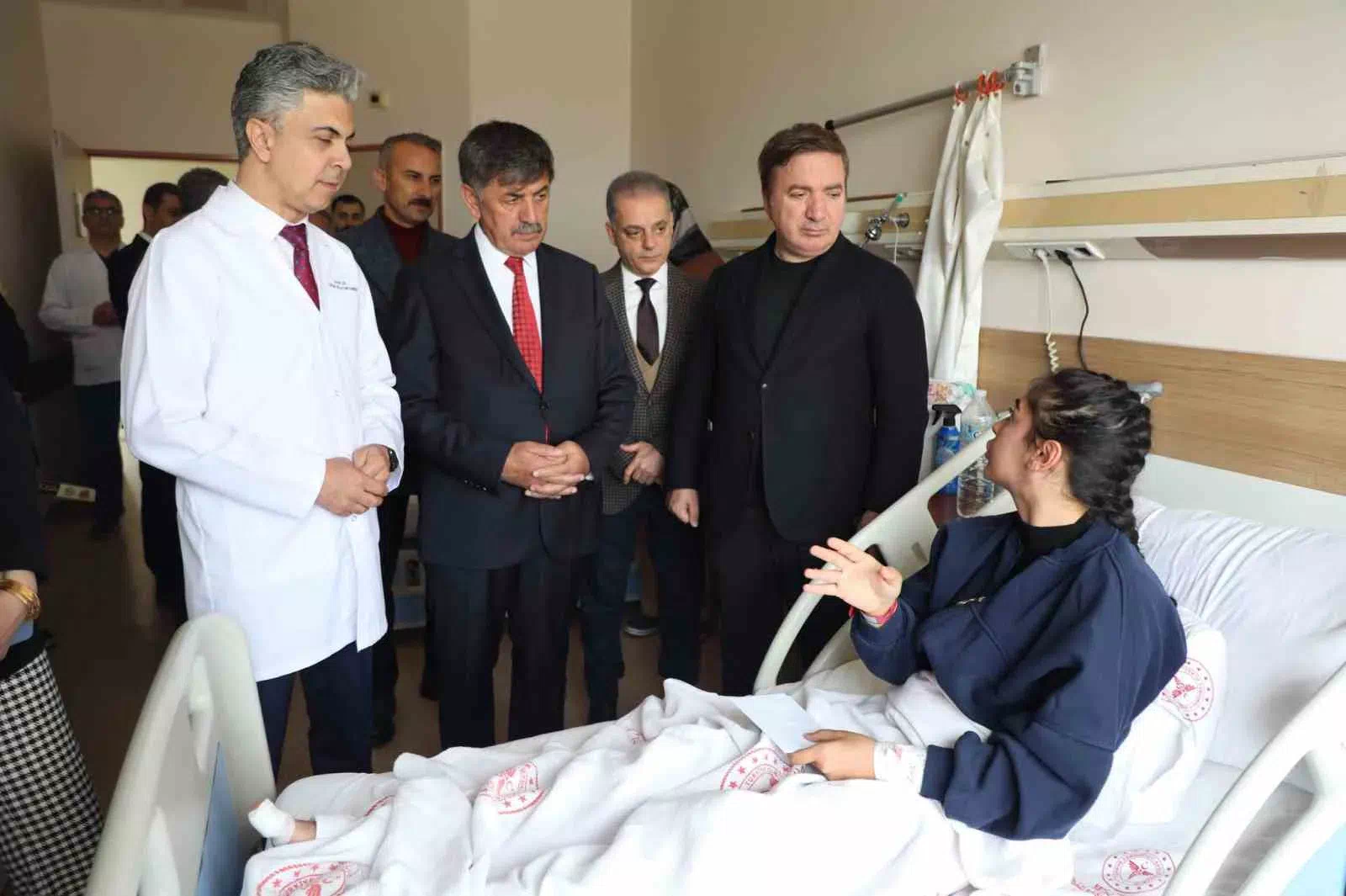 Vali Aydoğdu, Mengücek Gazi Eğitim ve Araştırma Hastanesi’nde Bayram Ziyareti Gerçekleştirdi.