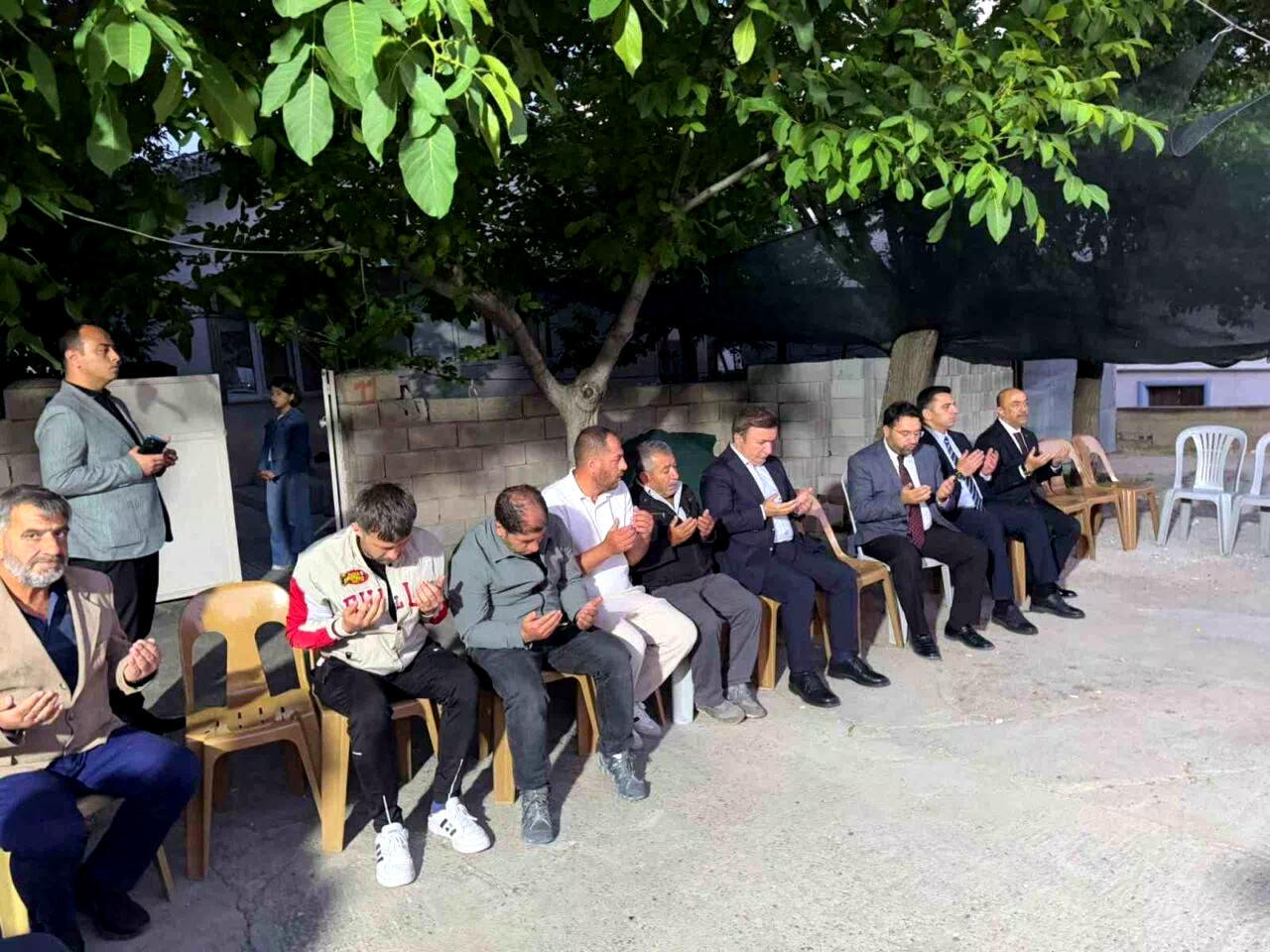 Vali Aydoğdu, motosiklet kazasında hayatını kaybeden kızların ailelerine taziyede bulundu
