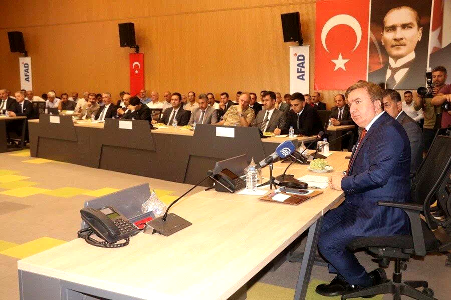 Vali Aydoğdu muhtarlarla toplantıda bir araya geldi
