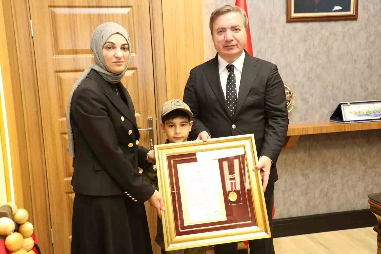 VALİ AYDOĞDU ŞEHİT AİLESİNE MADALYA TAKDİM ETTİ.