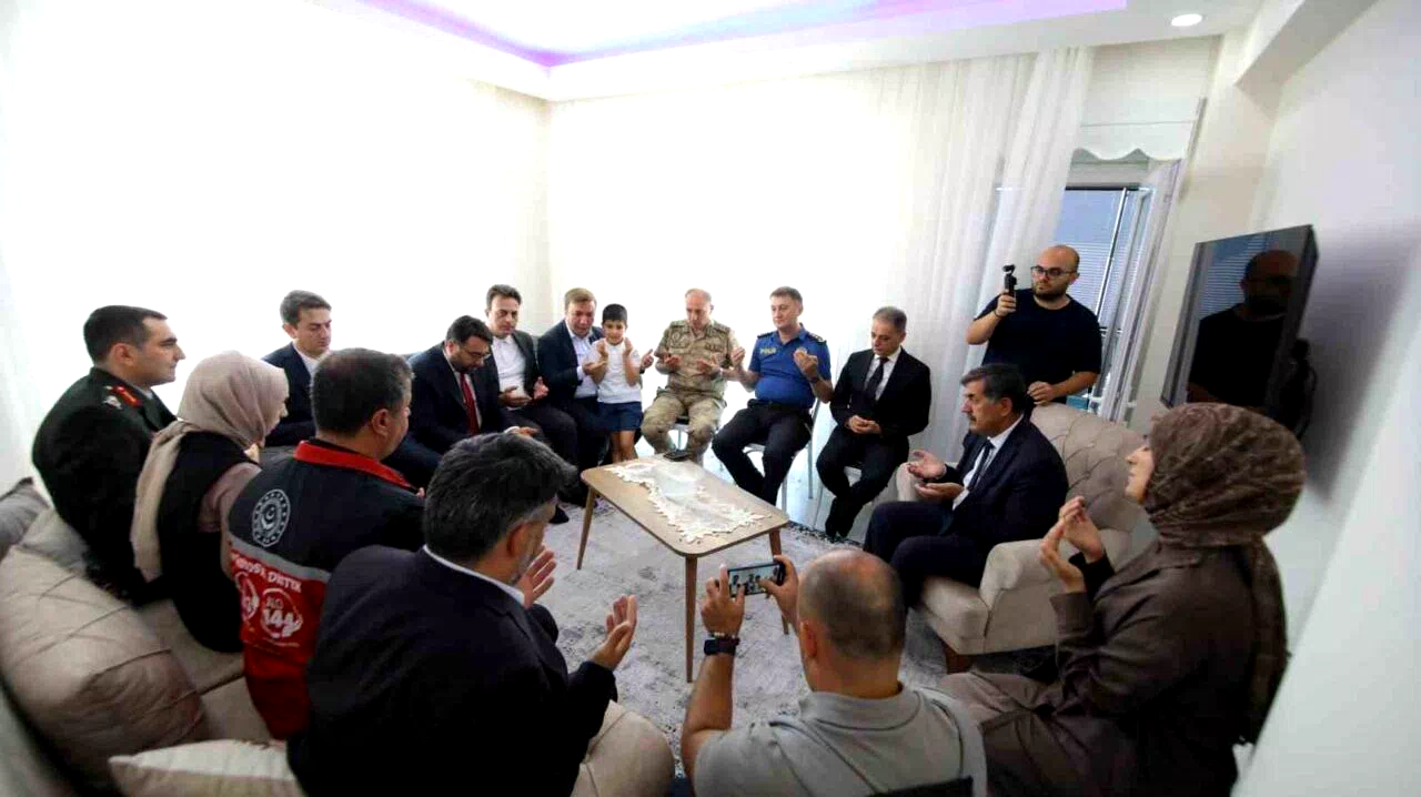 Vali Aydoğdu şehit ailesini ziyaret etti