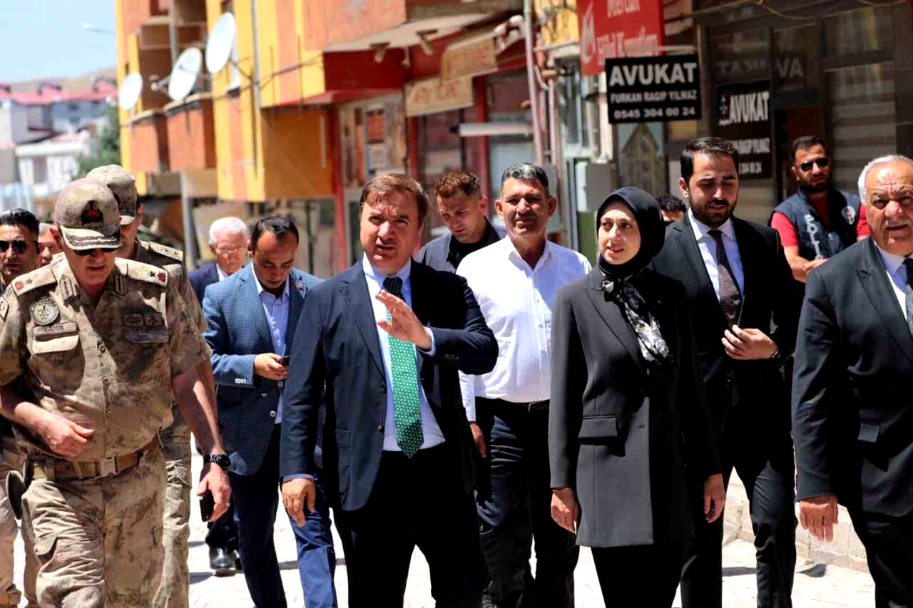 Vali Aydoğdu, Tercan’da vatandaşlar ve esnafla buluştu