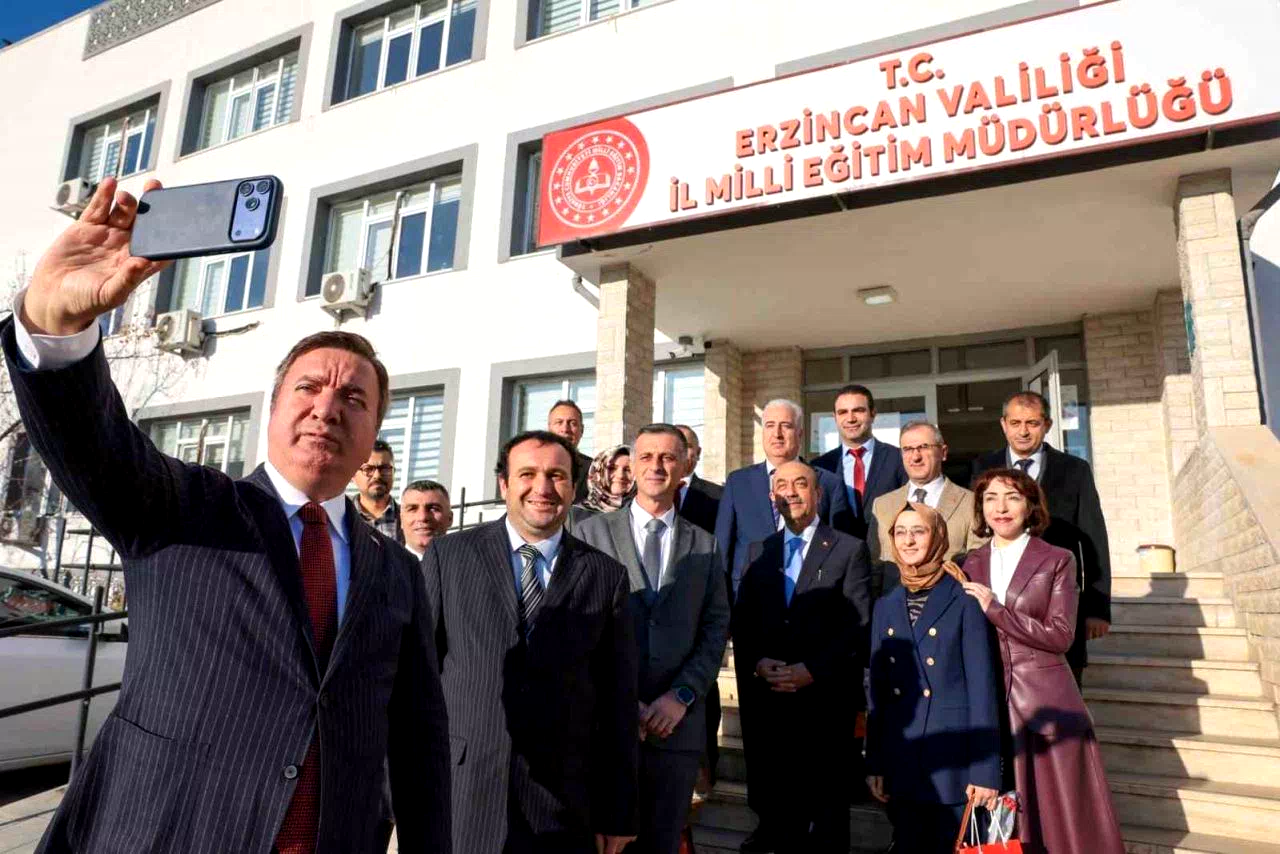 Vali Aydoğdu: “Ülkemizin aydınlık yarınları çocuklarımızı yetiştiren öğretmenlerimizin günü kutlu olsun”