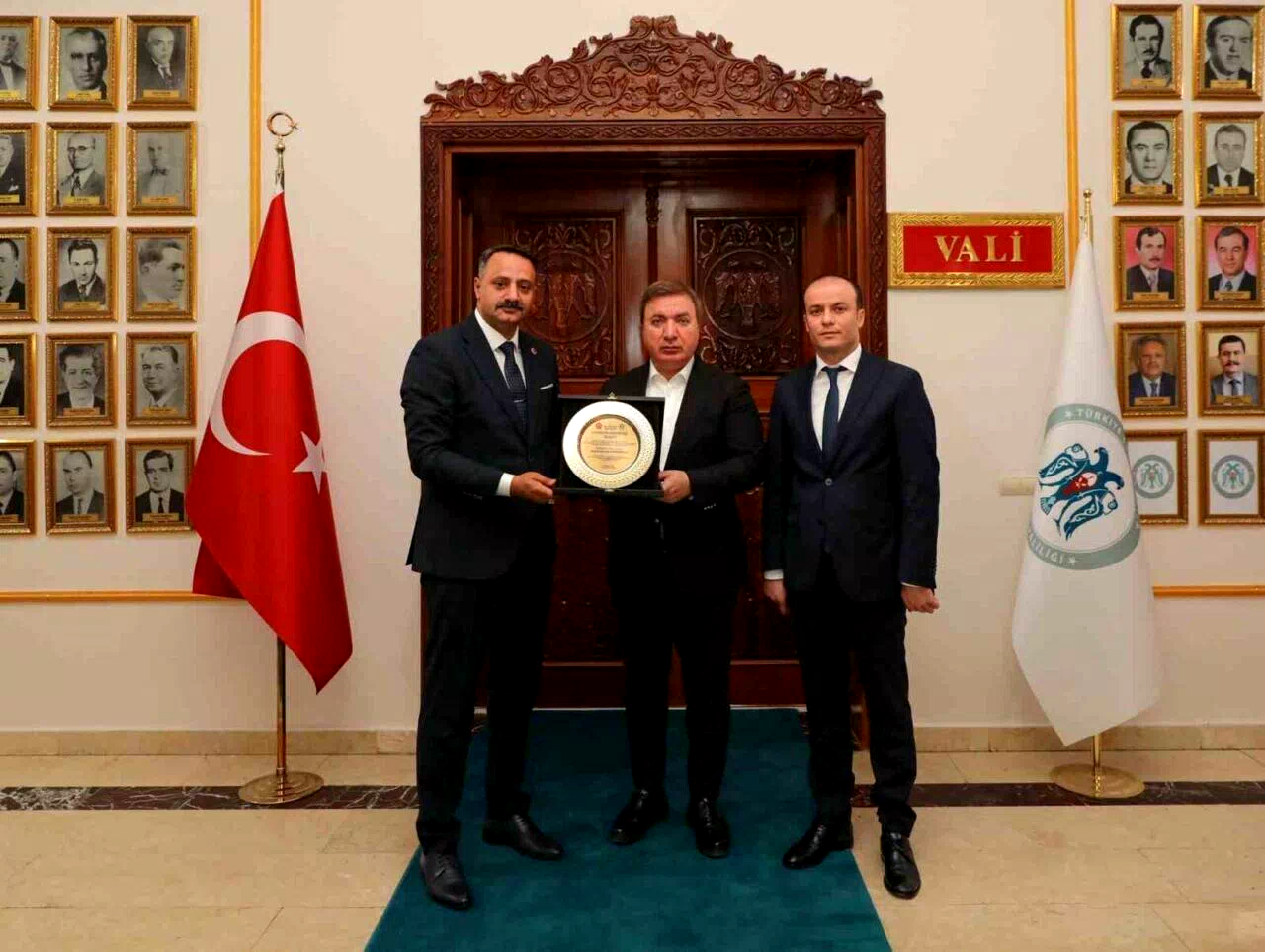 Vali Aydoğdu’ya “Fahri Hemşehrilik Beratı” verildi