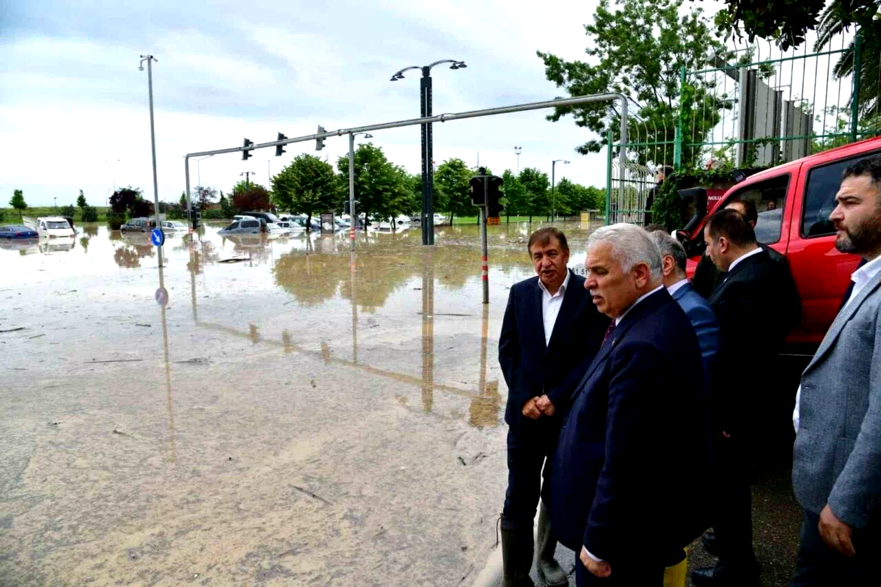 Vali Aziz Yıldırım: “Bir kaybımız var inşallah canlı olarak ulaşırız”