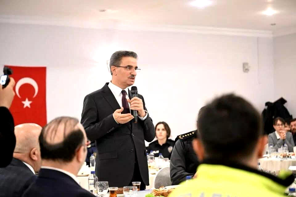 Vali Baruş, polis evinde iftar programında emniyet mensupları ile bir araya geldi