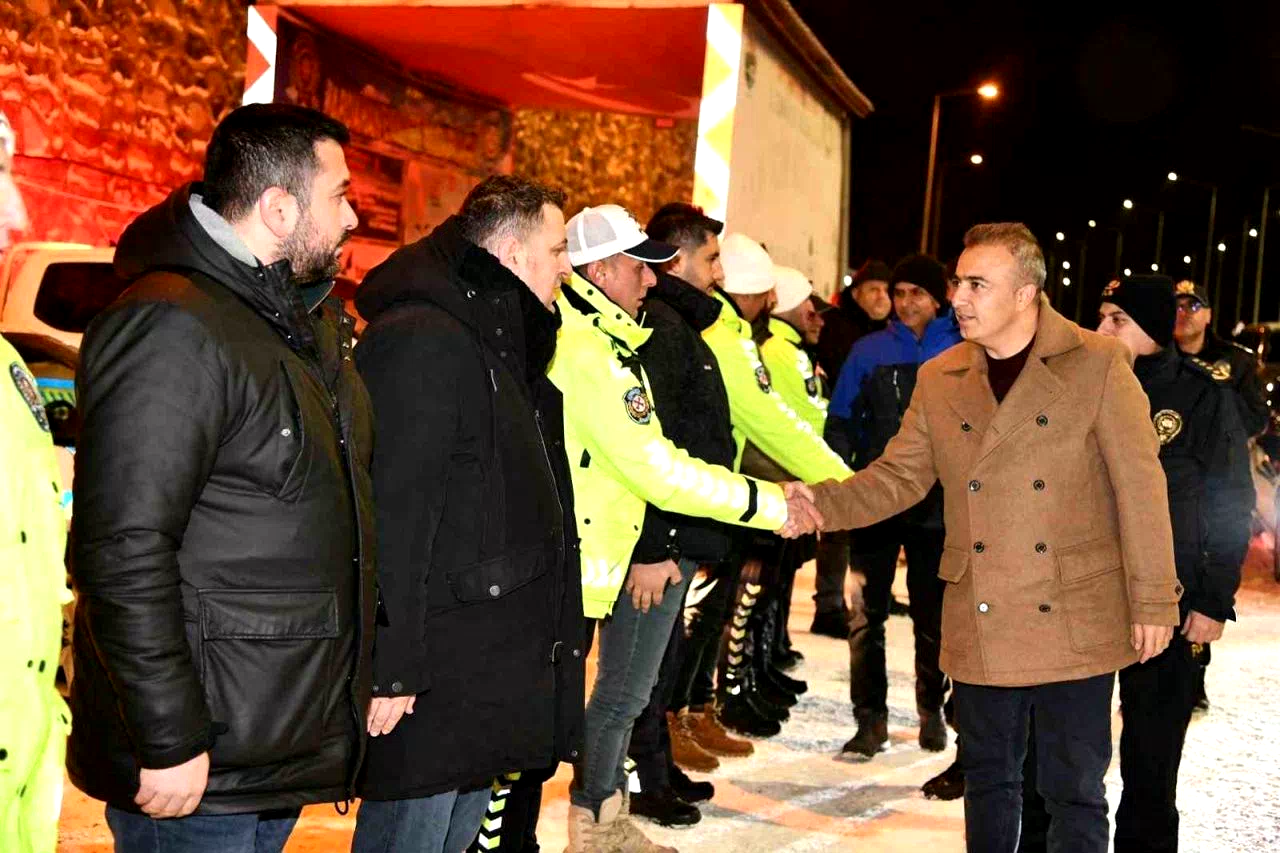 Vali Çiçek, yılbaşında görevli jandarma, polis ve sağlıkçıları ziyaret etti
