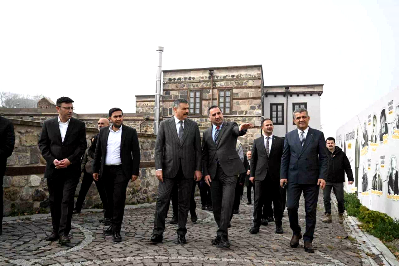 Vali Çiftçi, “Dil ve Edebiyat Konağı”nı inceledi, “Edebiyat Sokağı”nda gezdi