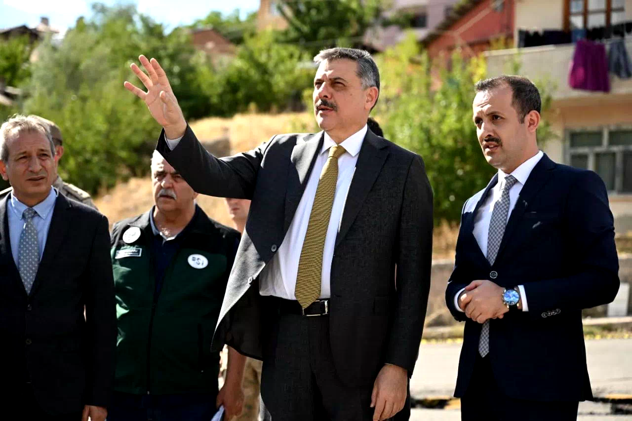 Vali Çiftçi, İspir’de heyelan bölgesinde incelemelerde bulundu