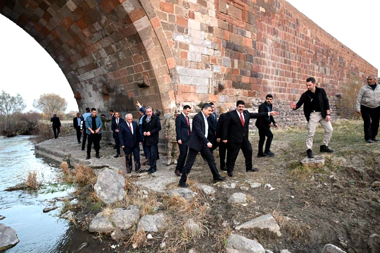 Vali Çiftçi, Köprüköy’de incelemelerde bulundu