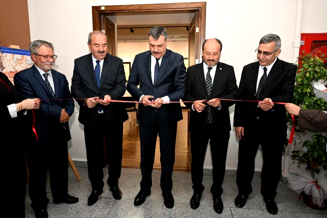 Vali Çiftçi, Müzehhip Sadrettin Er’in kişisel sergisini gezdi