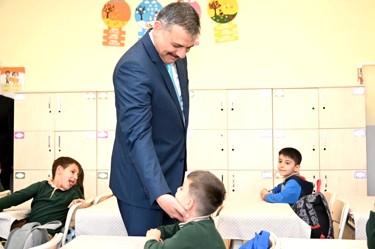 Vali Çiftçi öğrenci ve öğretmenlerle buluştu