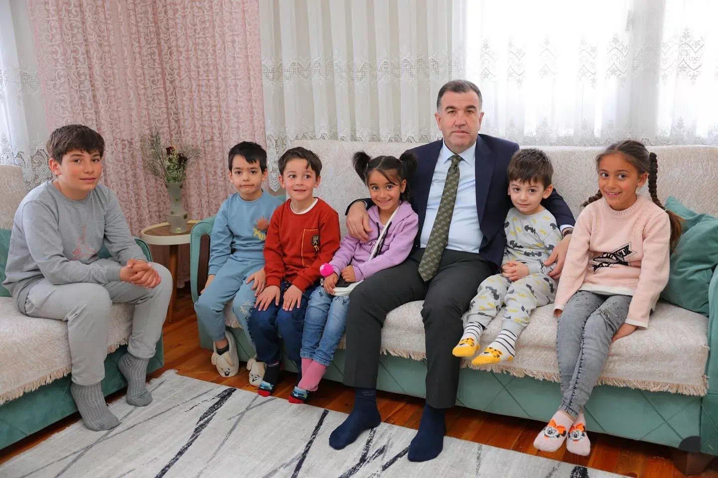 Vali Eldivan aile ziyaretlerine devam ediyor.