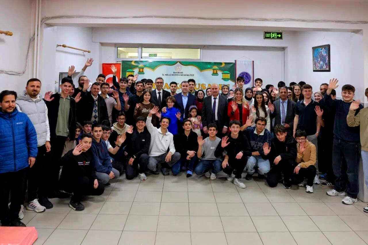 Vali Eldivan, Bayburt Fen Lisesi öğrencileriyle iftarda buluştu