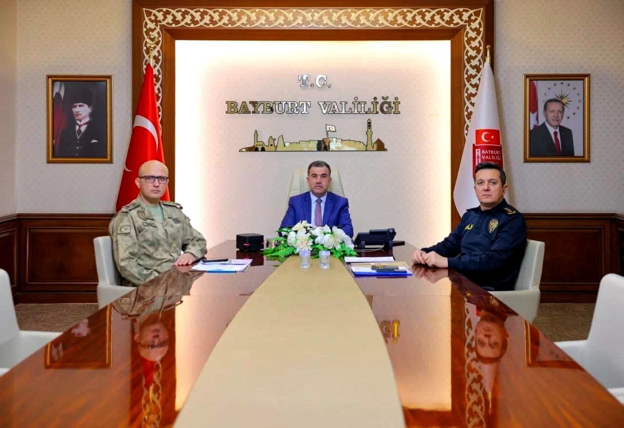 Vali Eldivan, İçişleri Bakanı Yerlikaya başkanlığındaki yeni yıl tedbirleri toplantısına katıldı