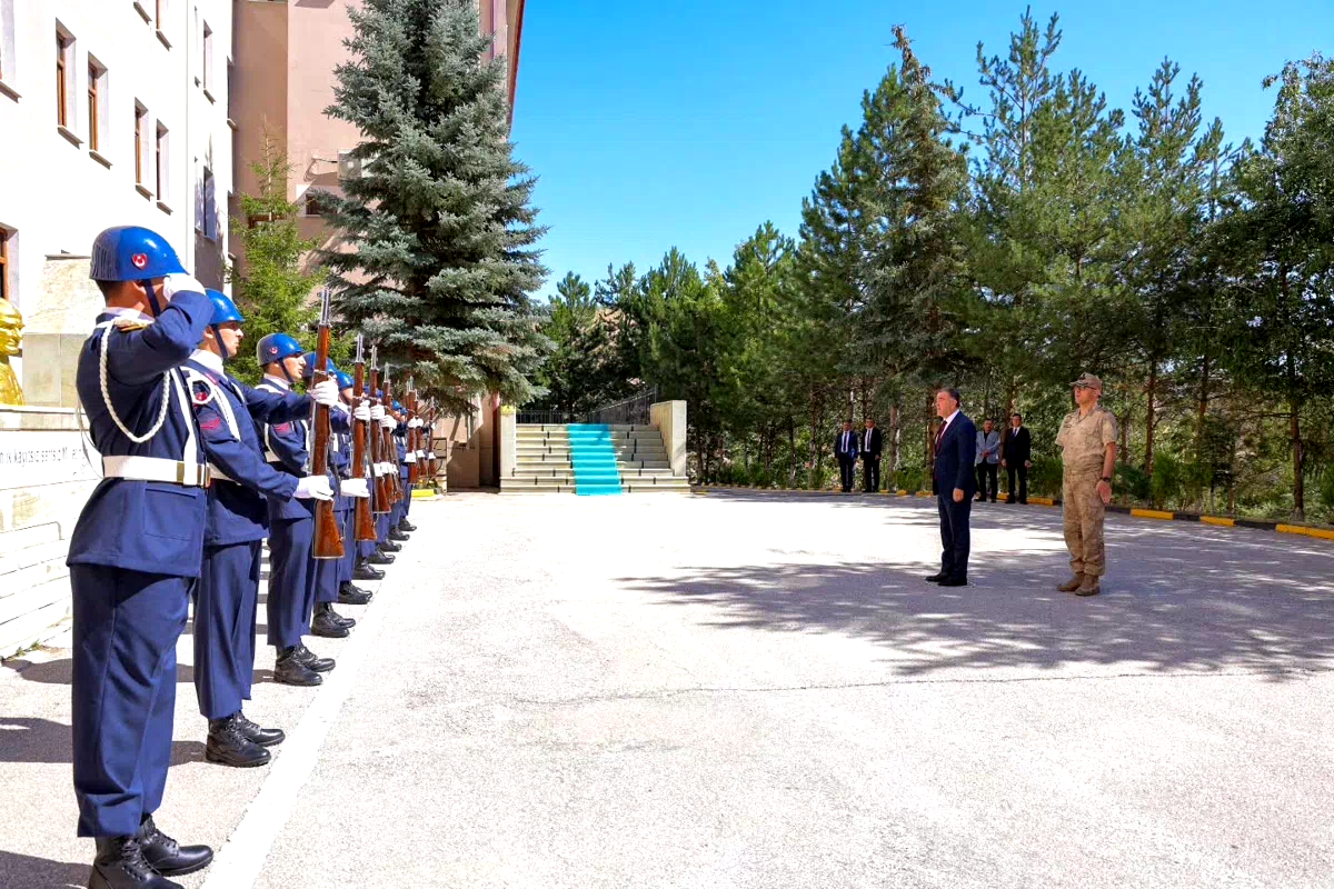 Vali Eldivan, Jandarma Komutanı Aslan’ı ziyaret etti